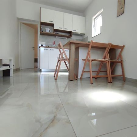 Apartment With Terrace And Garden Pirovac Luaran gambar