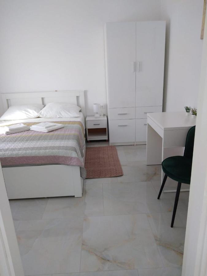 Apartment With Terrace And Garden Pirovac Luaran gambar