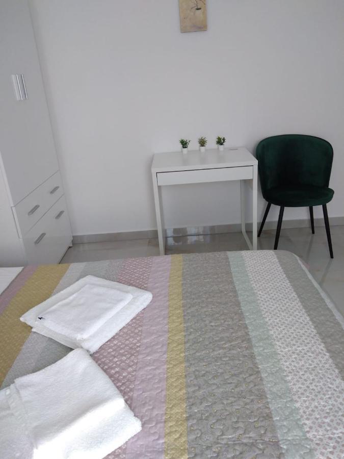 Apartment With Terrace And Garden Pirovac Luaran gambar