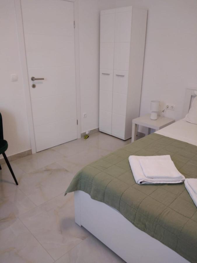 Apartment With Terrace And Garden Pirovac Luaran gambar