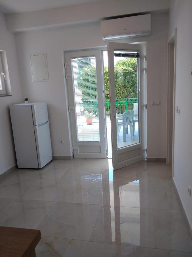 Apartment With Terrace And Garden Pirovac Luaran gambar