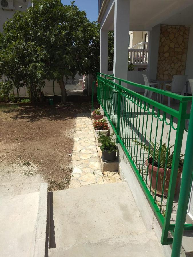 Apartment With Terrace And Garden Pirovac Luaran gambar