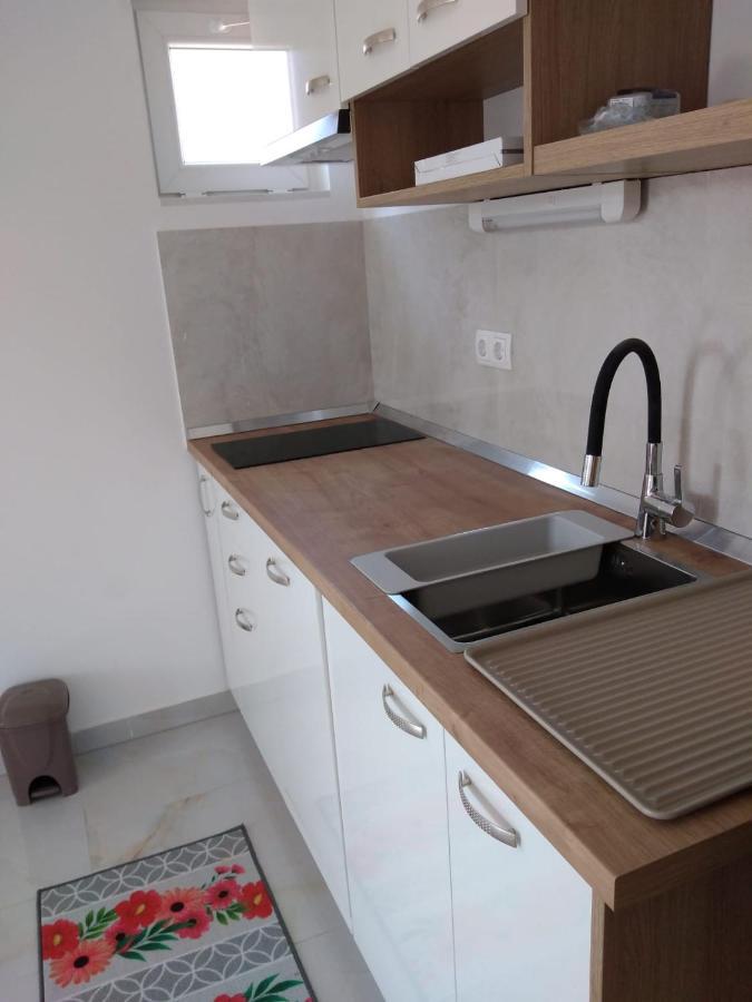 Apartment With Terrace And Garden Pirovac Luaran gambar