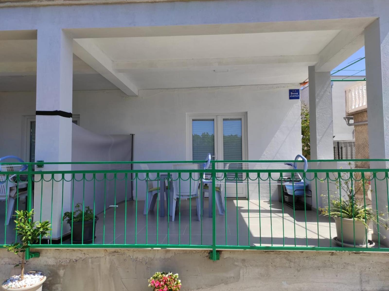 Apartment With Terrace And Garden Pirovac Luaran gambar
