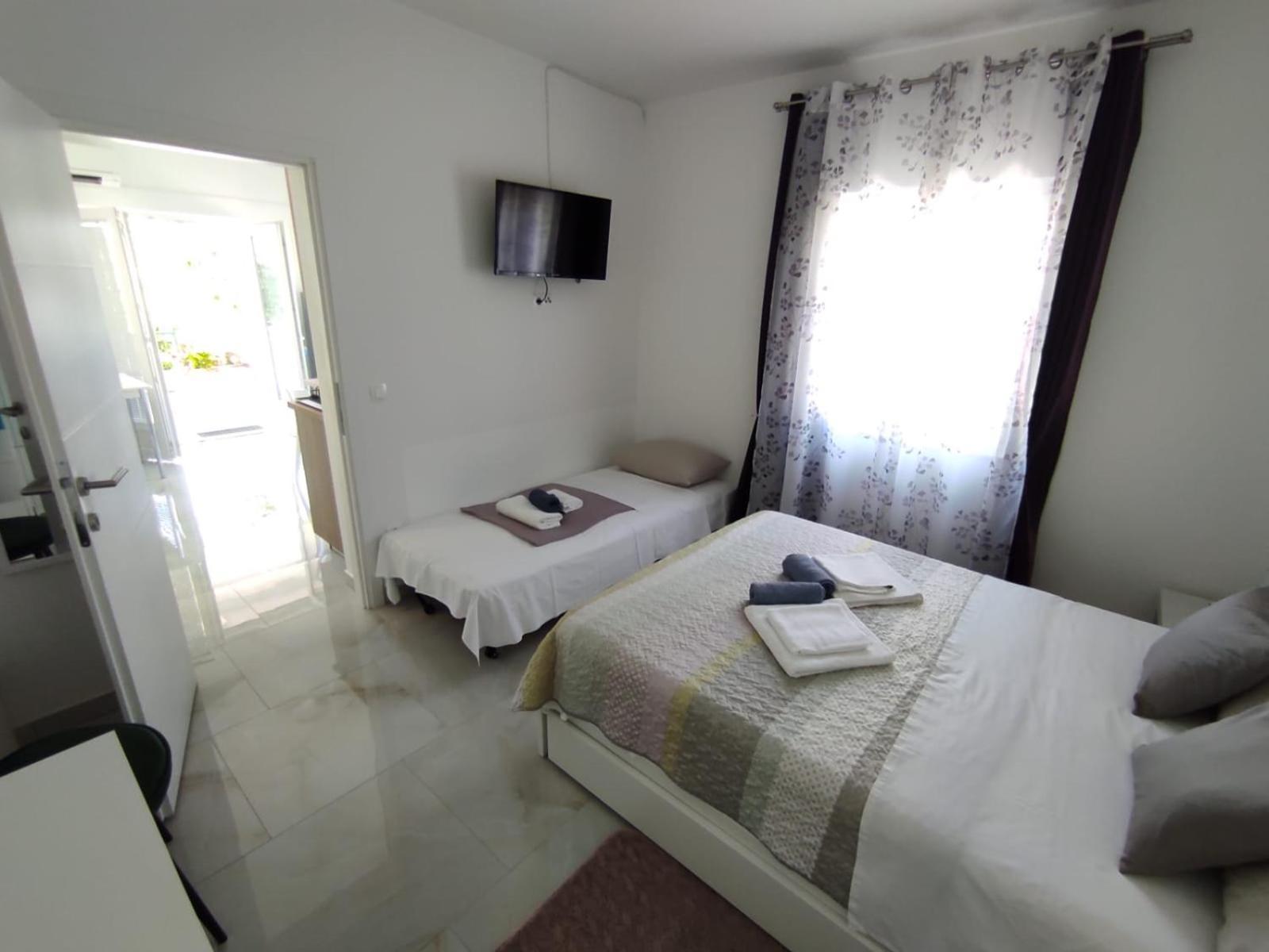 Apartment With Terrace And Garden Pirovac Luaran gambar