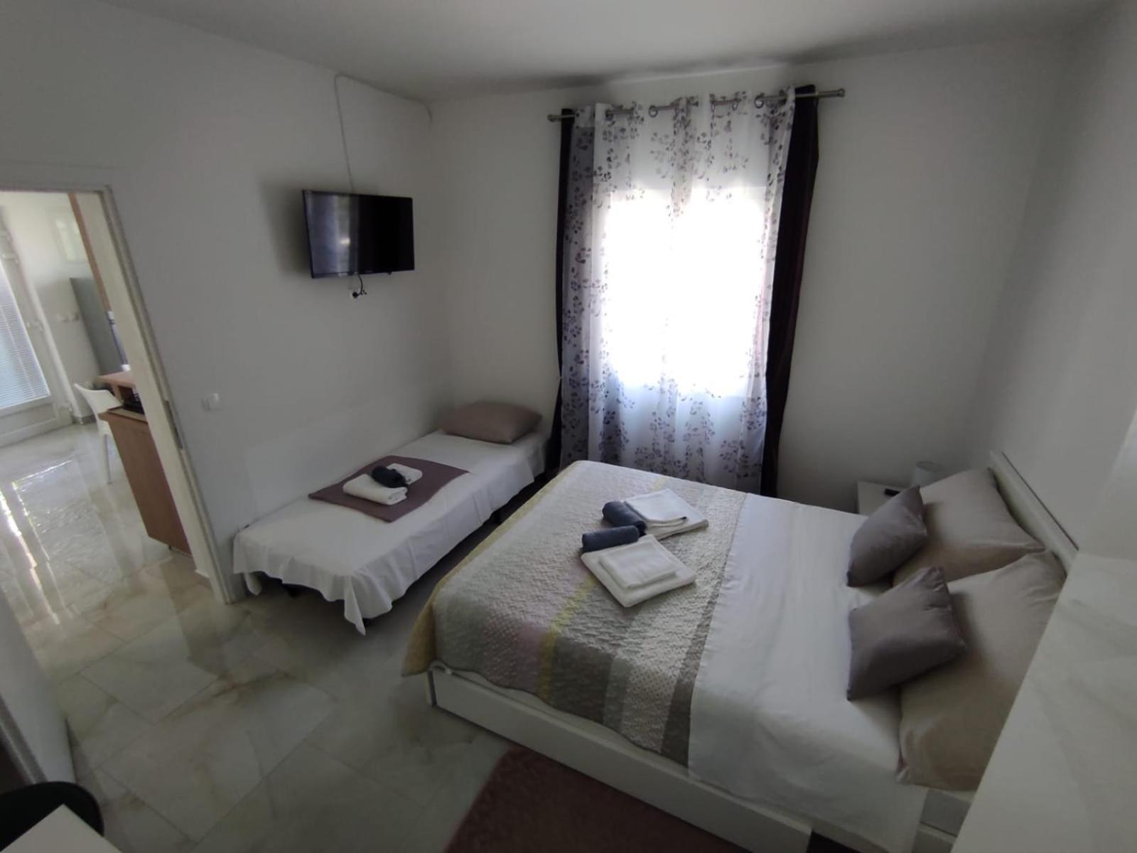 Apartment With Terrace And Garden Pirovac Luaran gambar