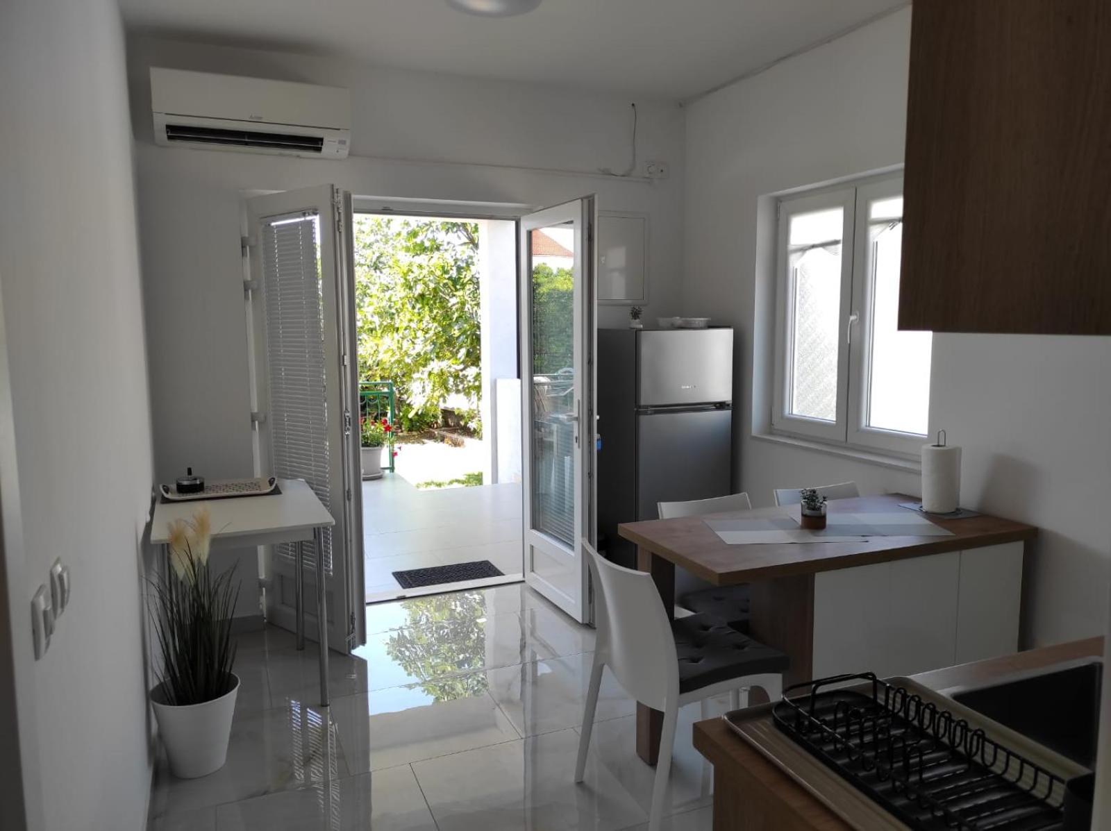 Apartment With Terrace And Garden Pirovac Luaran gambar